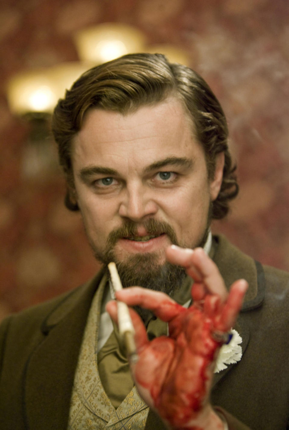 2: In Quentin Tarantinos Western “Django Unchained” spielt Leonardo DiCaprio den sadistischen Plantagenbesitzer Calvin Candie. Als dieser Django Freeman, gespielt von Jamie Foxx, mit dessen Beziehung zu seiner Skalvin Broomhilda konfrontiert, soll er laut Drehbuch ordentlich an dem gedeckten Speisetisch toben. Leo schnitt sich dabei mit seiner Hand an einem Glas. Doch anstatt die Szene zu stoppen, wütete er weiter und schmierte der angewiderten Broomhilda auch noch sein Blut über das Gesicht. Eine absolute Gänsehaut-Szene und eine der besten Kino-Performances von Oscar-Gewinner DiCaprio. (Bild-Copyright: Moviestore/REX/Shutterstock)