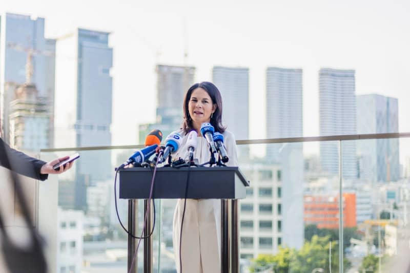 Annalena Baerbock, German Foreign Minister, gives a press statement on the terrace of the German Embassy in Tel Aviv. Christoph Soeder/dpa