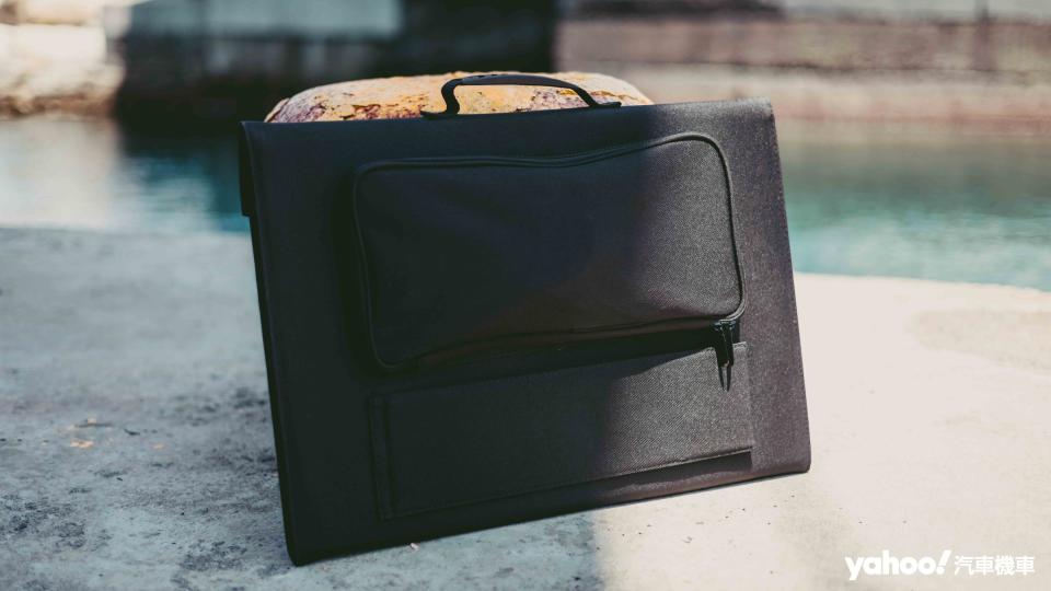 將120W可折疊便攜式手提太陽能板收折後，即可變成容易攜帶的手提包。