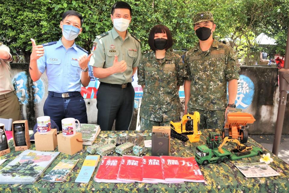 軍方攤位皆有設計闖關小遊戲及精美禮物。   圖：新北市文化局提供