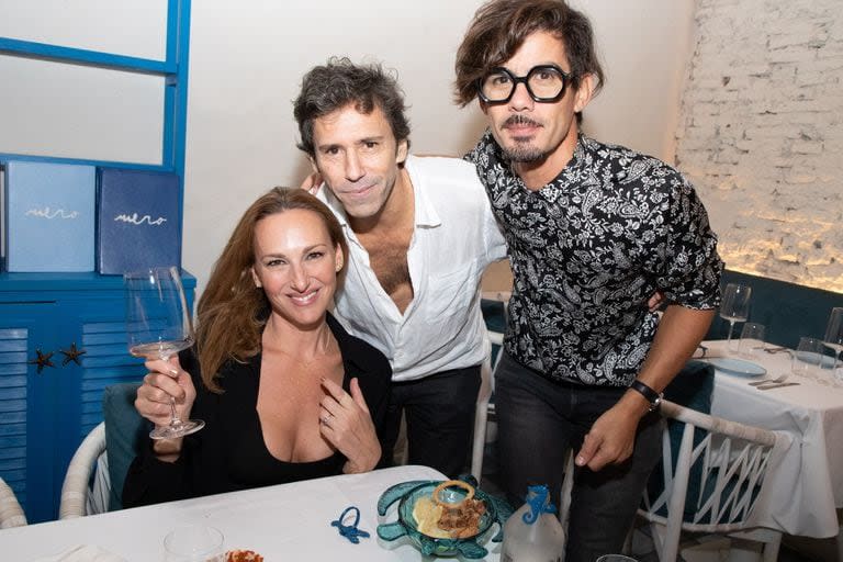 Catarina Spinetta junto a su novio, Andrés Mercau, y el productor Gastón Portal