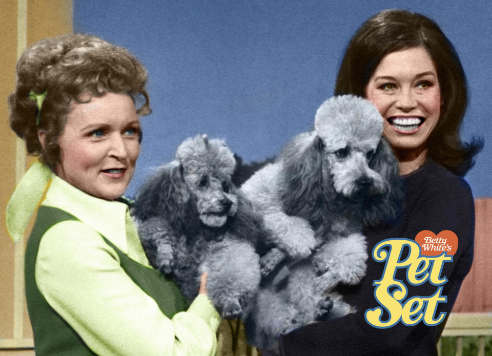 Betty White with Mary Tyler Moore on <em>The Pet Set</em>