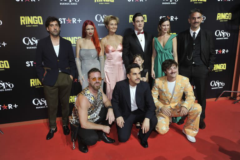 Parte del elenco de Ringo, gloria y muerte junto a Nicolás Pérez Veiga, director y showrunner de la serie