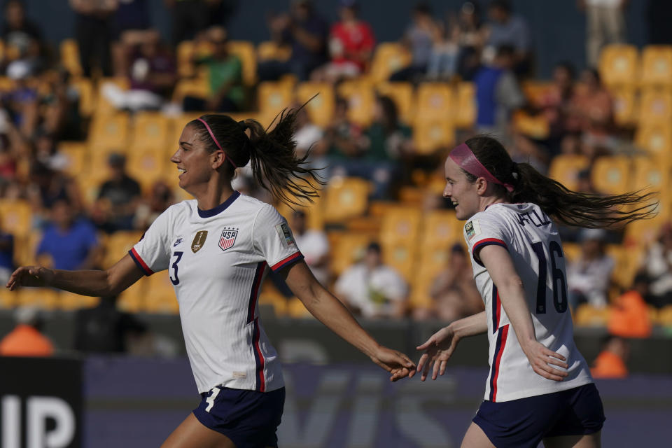 La estadounidense Alex Morgan celebra después de anotar el segundo gol de su equipo ante Haití en el Campeonato Femenino de CONCACAF, el lunes 4 de julio de 2022, en Monterrey, México. (AP Foto/Fernando Llano)