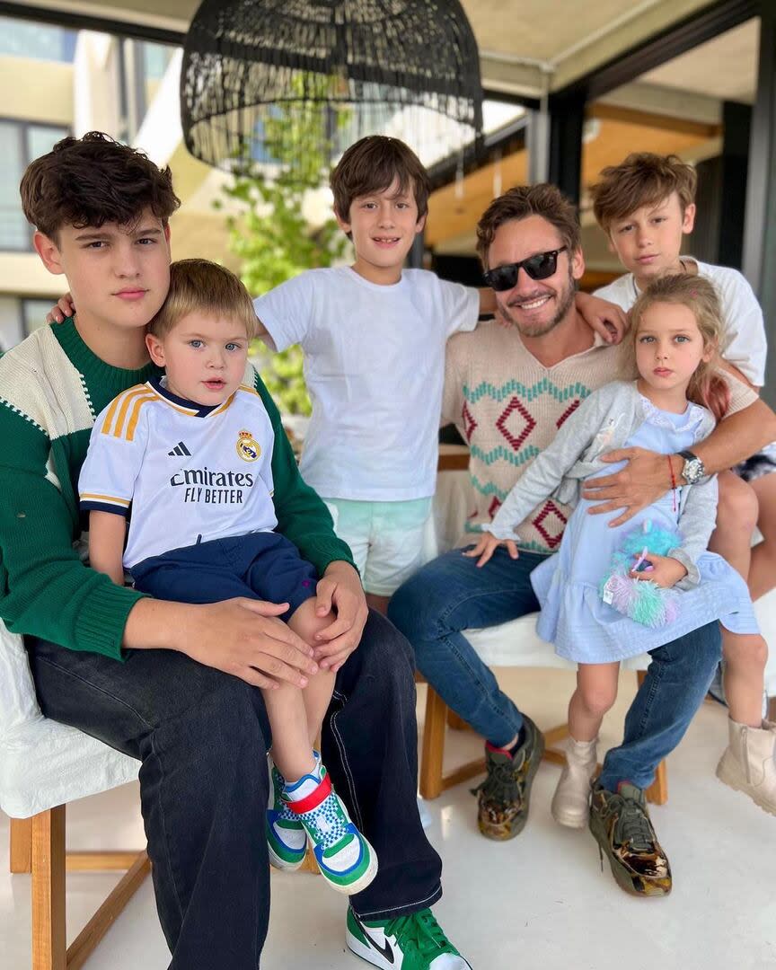 Benjamín Vicuña junto a sus hijos Bautista, Benicio, Beltrán, Amancio y Magnolia