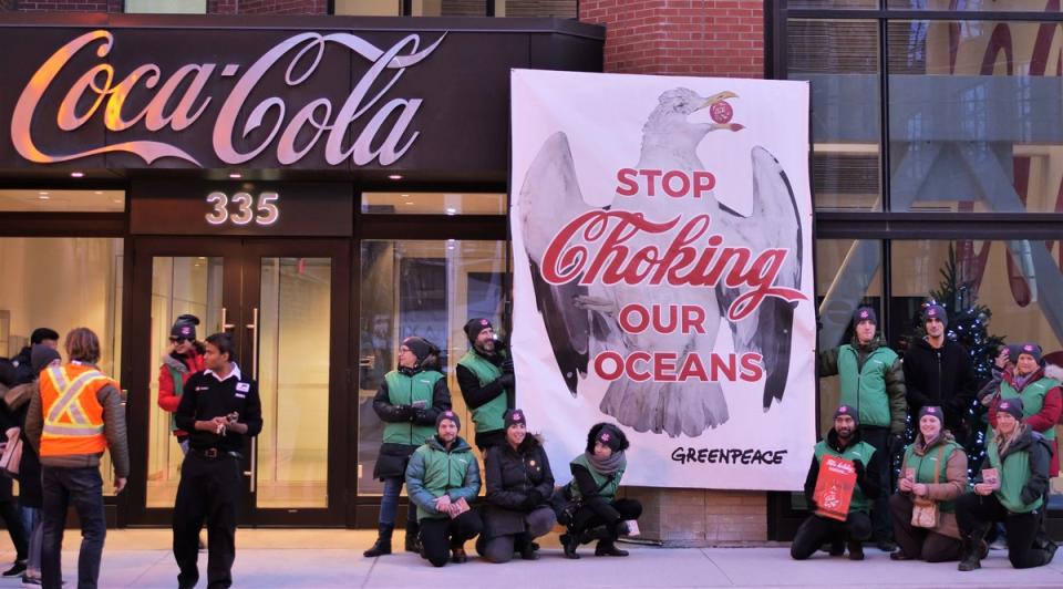 2017年聖誕節前夕，綠色和平加拿大行動者於可口可樂多倫多總部，送上聖誕賀卡，表示「停止噎死我們的海洋」。