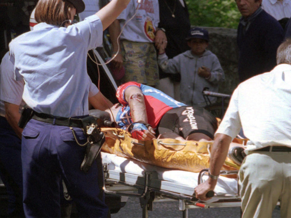 1995 nahm der Italiener Fabio Casartelli erstmals an der Tour de France teil. Der Rad-Profi wurde in einen Massensturz verwickelt und schlug mit dem Kopf auf die Straßenbegrenzung aus Beton auf. Der 24-Jährige verlor das Bewusstsein und erlag später im Krankenhaus seinen Verletzungen. (Bild-Copyright: Pascal Pavani/AP Photo)