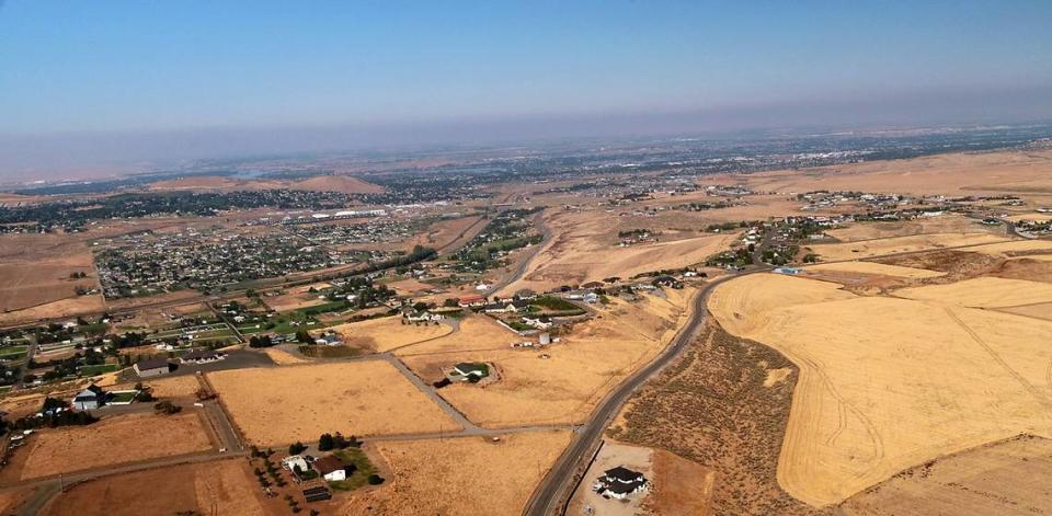 This view from above South Clodfelter Road looks northeast from a proposed Horse Heaven wind turbine site to houses in the Tripple Vista, Summit View, Badger Mountain South and Rancho Reata developments.