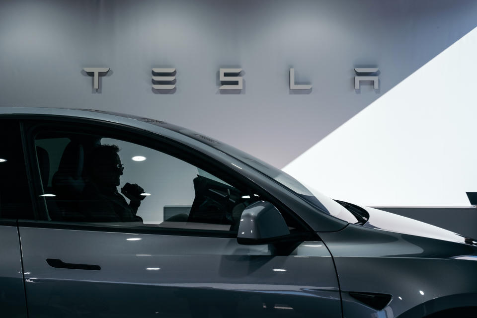 Un auto eléctrico Model Y fabricado por Tesla, la cual enfrenta una competencia particularmente intensa en China, donde más de una tercera parte de las ventas de autos nuevos son eléctricos, en el Salón Internacional del Automóvil de Alemania, en Múnich, el 5 de septiembre de 2023. (Felix Schmitt/The New York Times)
