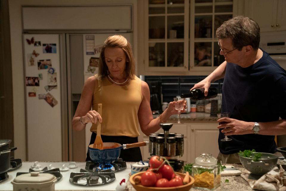 Ist in der Ehe von Kathleen (Toni Collette) und Michael Peterson (Colin Firth) wirklich alles so harmonisch? (Bild: 2021 WarnerMedia Direct, LLC. All Rights Reserved. )