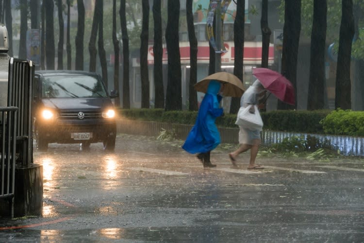 <strong>雨水噴眼恐致急性過敏性結膜炎。（示意圖／常春月刊）</strong>