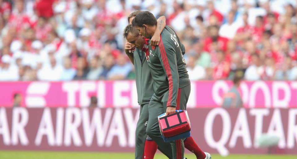 Rafinha vom FC Bayern München wurde Opfer eines Tacklings von Karim Bellarabi. (Bild: Getty Images)