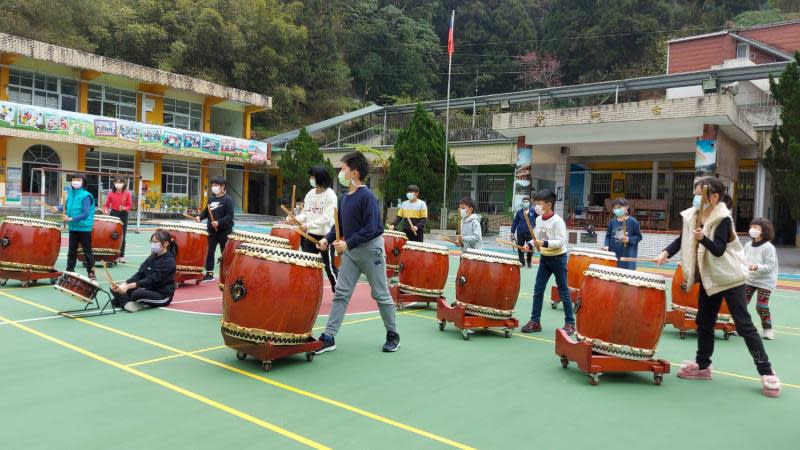 吃出感恩心滋味　幸福列車開進阿里山奮起湖偏鄉小學