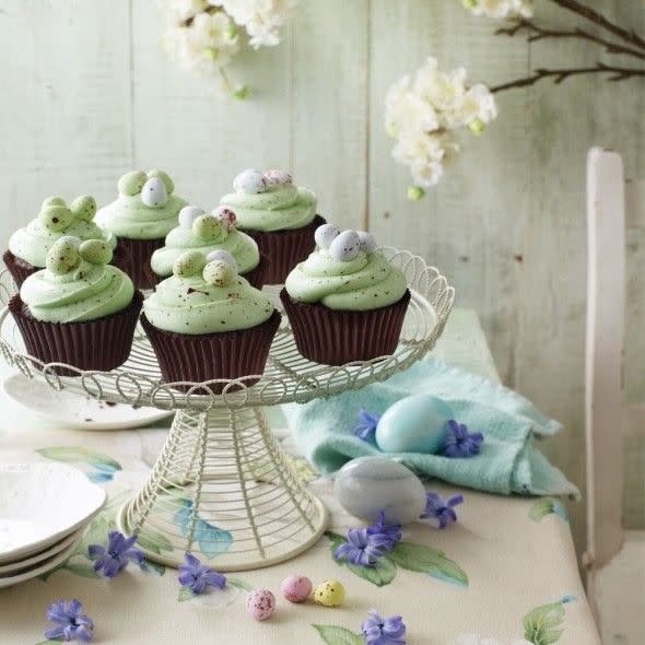 <p>This is an easy Easter dessert and there's a really simple way to give your cupcake icing that perfect mottled mini-egg effect.</p><p><strong>Recipe: <a href="https://www.goodhousekeeping.com/uk/food/recipes/speckled-egg-cupcakes" rel="nofollow noopener" target="_blank" data-ylk="slk:Speckled Egg Cupcakes" class="link ">Speckled Egg Cupcakes</a></strong><br><br></p>