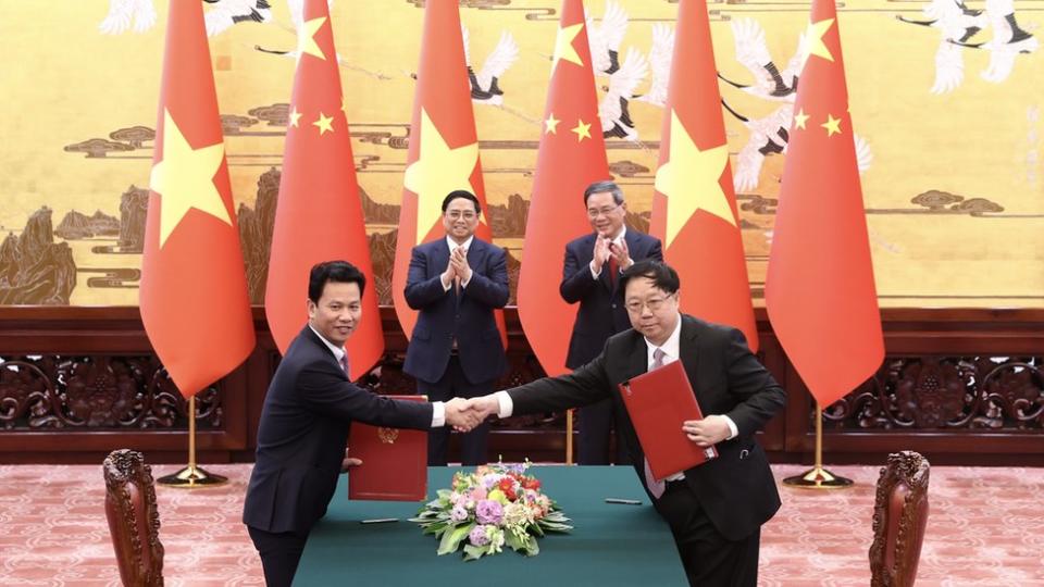 北京人民大會堂內越南總理范明政（後左）與中國國務院總理李強（後右）見證兩國官員簽署合作文件（中新社圖片26/6/2023）