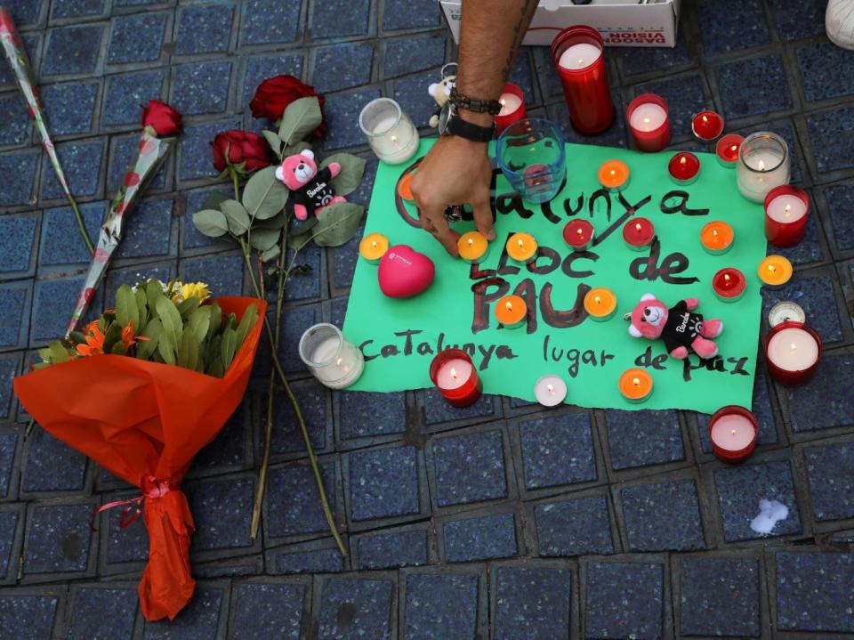 Memorials were placed at the scene where suspected terrorists crashed a van into pedestrians at Las Ramblas in Barcelona (REUTERS)