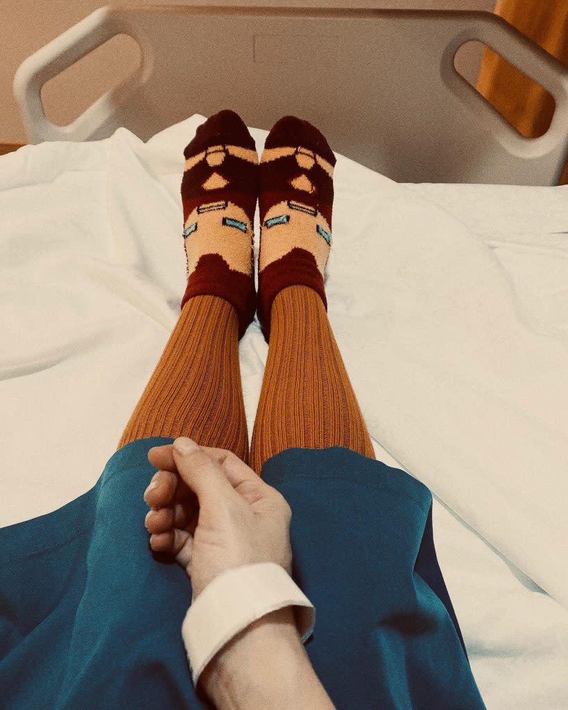 徐若瑄有鋼鐵V稱號，病床上穿著鋼鐵人毛襪。（圖／翻攝自臉書）