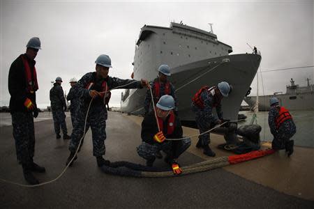 U.S. dock workers tie mooring ropes as the U.S. MV Cape Ray berths at the naval airbase in Rota, near Cadiz, southern Spain February 13, 2014. REUTERS/Jon Nazca