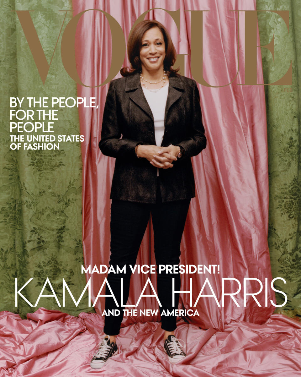 Una imagen proporcionada por Vogue muestra a la vicepresidenta electa Kamala Harris en la portada de la edición impresa de la revista de febrero de 2021. (Tyler Mitchell/Vogue vía The New York Times)