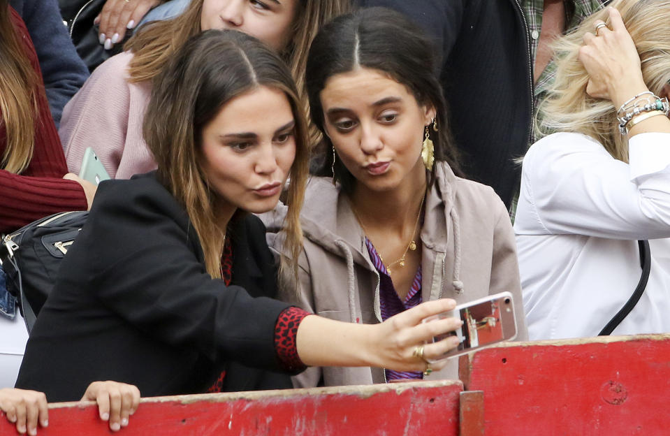 La afición taurina de la familia real española engloba varias generaciones. Y es que a la hija de la infanta Elena también le gusta ir a los toros. Un mes después de cumplir los 18, por ejemplo, acudió a una corrida celebrada en Chinchón. (Foto: Europa Press / Getty Images)