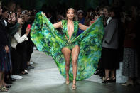 Kennen wir das Kleid nicht von irgendwoher? Na klar. Jennifer Lopez trug das Dschungel-Dress von Versace bereits im Jahr 2000 auf dem Laufsteg. 19 Jahre später, bei der Versace Show in Mailand, sah es an J.Lo fast noch spektakulärer aus. (Bild: Getty Images)