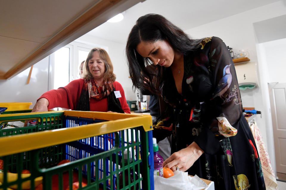 Meghan wrote messages on the bananas put in lunch bags for vulnerable women. Photo: Getty