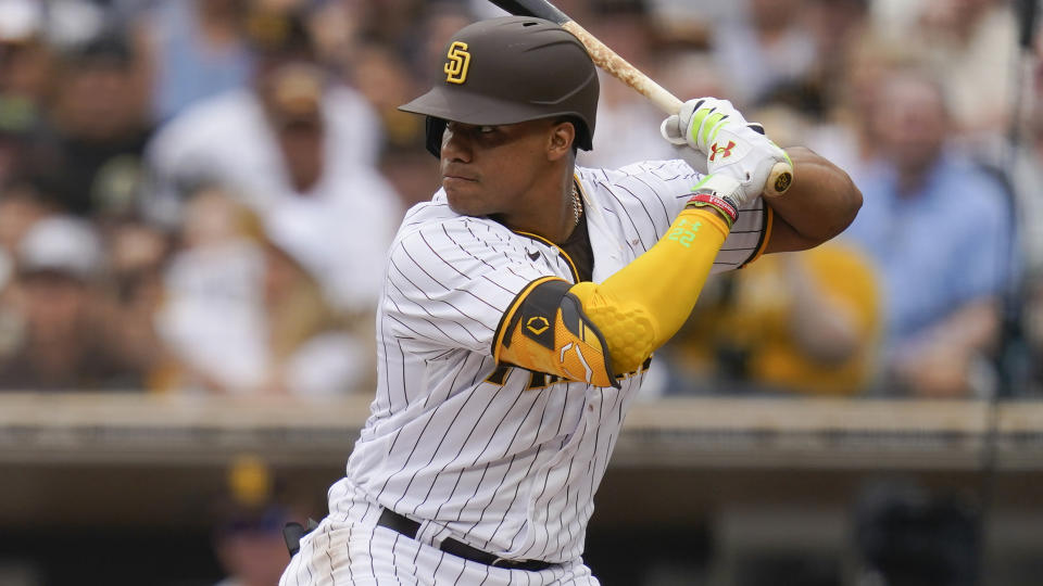 Juan Soto, de los Padres de San Diego, batea durante la primera entrada de un partido de béisbol contra los Rockies de Colorado el jueves 4 de agosto de 2022 en San Diego.  (Foto AP/Gregory Bull)