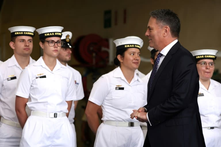 El ministro de Defensa de Australia, Richard Marles, en un encuentro con los marinos embarcados en el buque HMAS Canberra, el 20 de febrero de 2024 en Sídney (David Gray)