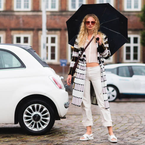 Even the rain couldn’t put a downer on the chic street style. Although, white trousers, in the rain, thats a brave move.