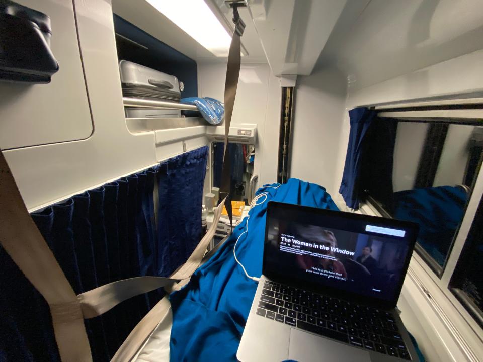 a bed on the amtrak train