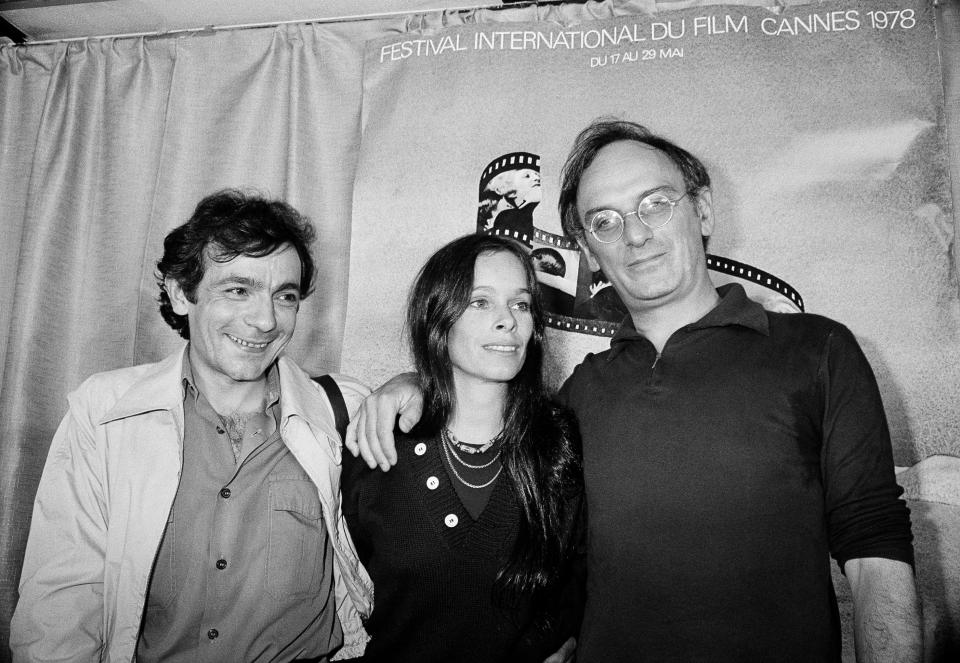ARCHIVO - El actor español Jose Luis Gómez, izquierda, Geraldine Chaplin, centro, y su esposo, el director y autor español Carlos Saura posan en la función de la película española "Los ojos vendados" en la 31a edición del Festival de Cine de Cannes el 29 de mayo de 1978 en Francia. Saura murió el 10 de febrero de 2023 en Madrid, informó la Academia de Cine española. Tenía 91 años. Saura iba a ser galardonado con el Goya de Honor el sábado. (Foto AP)
