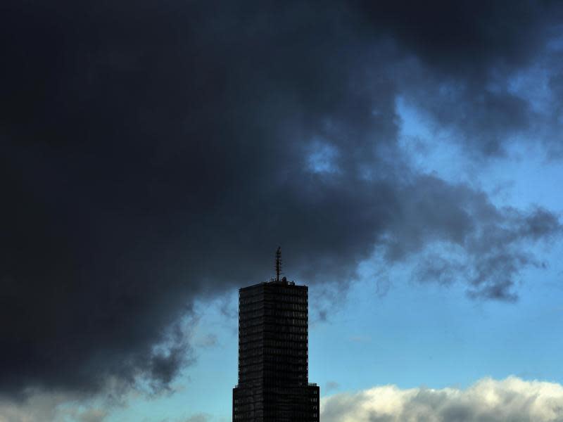 Sturmtief «Niklas» im Anmarsch: Dunkle Wolke ziehen über einem Hochhaus in Köln auf. Foto: Oliver Berg