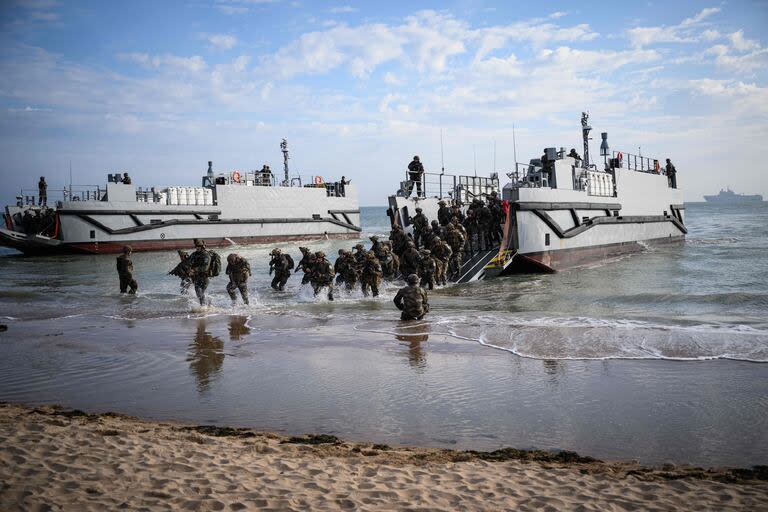 Las tropas francesas desembarcan de una lancha de desembarco estadounidense durante una operación conjunta de desembarco anfibio estadounidense y francés, el 4 de junio de 2024, en la playa de Omaha en Saint-Laurent-sur-Mer, noroeste de Francia, antes del 