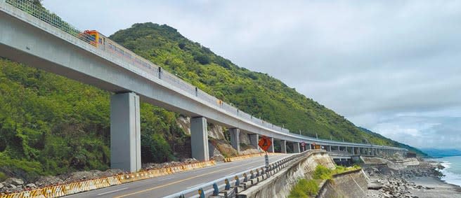 有最美鐵道之稱的台東多良段，電氣化完工正式通車。  （楊漢聲攝）