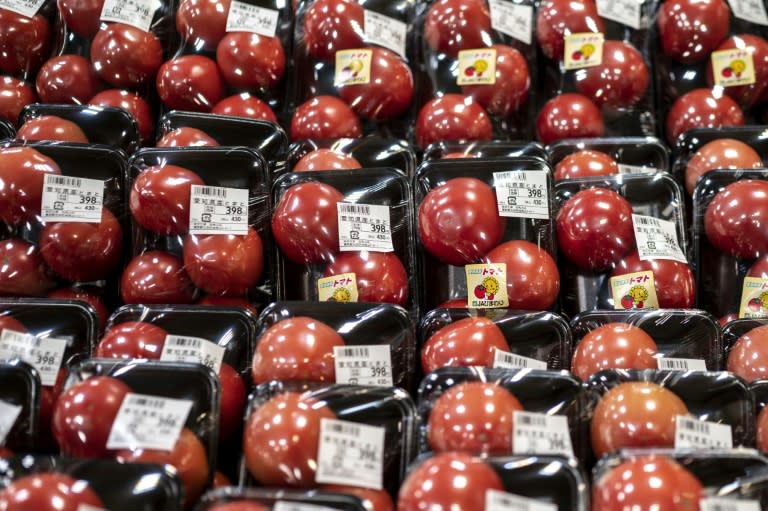 Unas bandejas de plástico con tomates, fotografiadas en un supermercado de Tokio el 7 de noviembre de 2021 (Charly Triballeau)