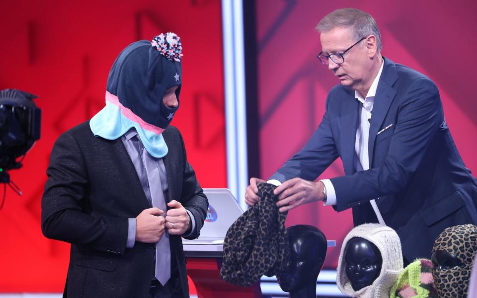 Nicht ballaballa, sondern Balaclava: Oliver Pocher demonstriert Günther Jauch den Modetrend der Sturmhauben-Mütze. (Bild: RTL / Frank Hempel)