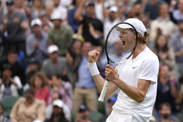 Jannik Sinner, el ganador del día; el italiano superó a Carlos Alcaraz y pasó a los cuartos de final de Wimbledon