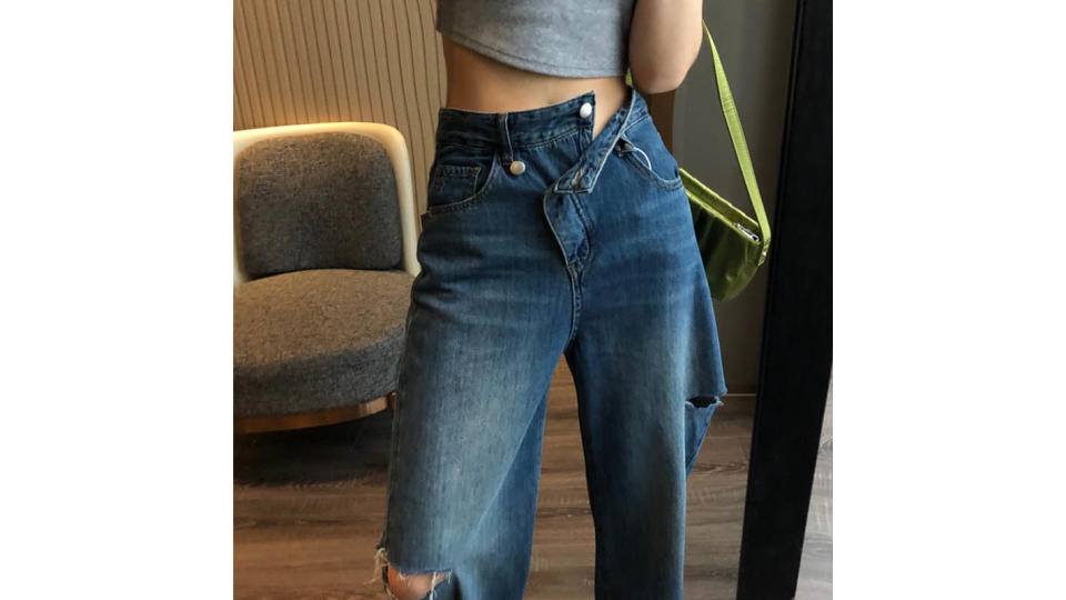 High Waist Ripped Jeans Women's Autumn 2022 New Wide Leg Pants Loose Large Size Design Straight Mop Pants. (Photo: Lazada SG)