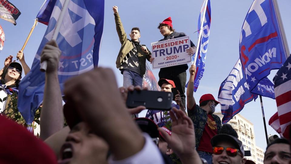 Anhänger von US-Präsident Trump nehmen an einem Protestmarsch teil.