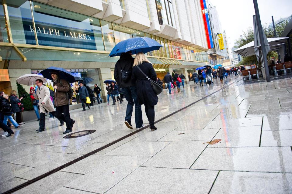 Eine der meistbesuchten Einkaufsmeilen Deutschlands ist die Frankfurter Zeil, die mit 14.250 Passanten denkbar knapp den zweiten Platz verpasst.