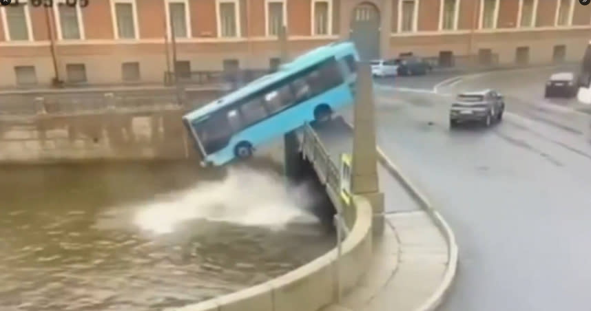 <strong>俄羅斯聖彼得堡一輛巴士離失控墜河。（圖／翻攝自X）</strong>