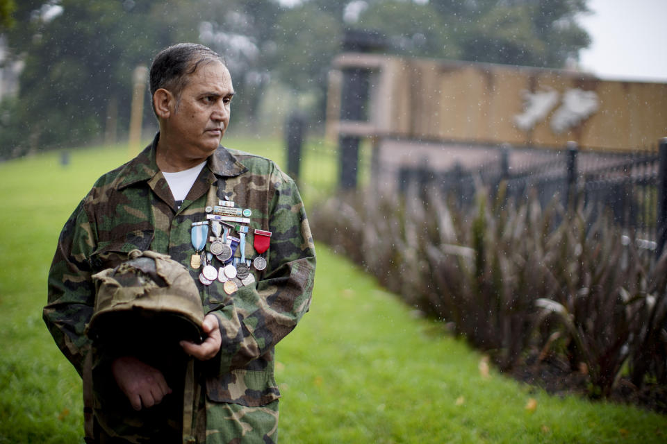 El veterano de guerra argentino Jorge Altieri posa para una fotografía con el casco manchado de sangre que le salvó la vida en 1982, durante la Guerra de las Malvinas, en Buenos Aires, Argentina, el 12 de marzo de 2019. Altieri recuperó recientemente su casco, décadas después de perderlo en el campo de batalla en el que estuvo a punto de morir por la metralla. (AP Foto/Natacha Pisarenko)