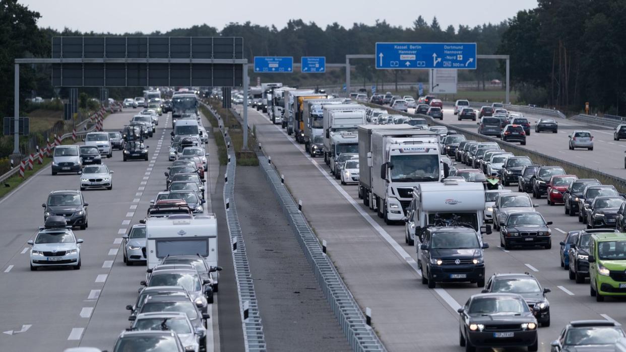 Laut dem Entwurf sollen künftig alle Einreisenden ab sechs Jahren über einen negativen Testnachweis, einen Genesenen-Nachweis oder einen Nachweis einer vollständigen Impfung verfügen müssen - egal von wo und auf welchem Weg sie kommen.