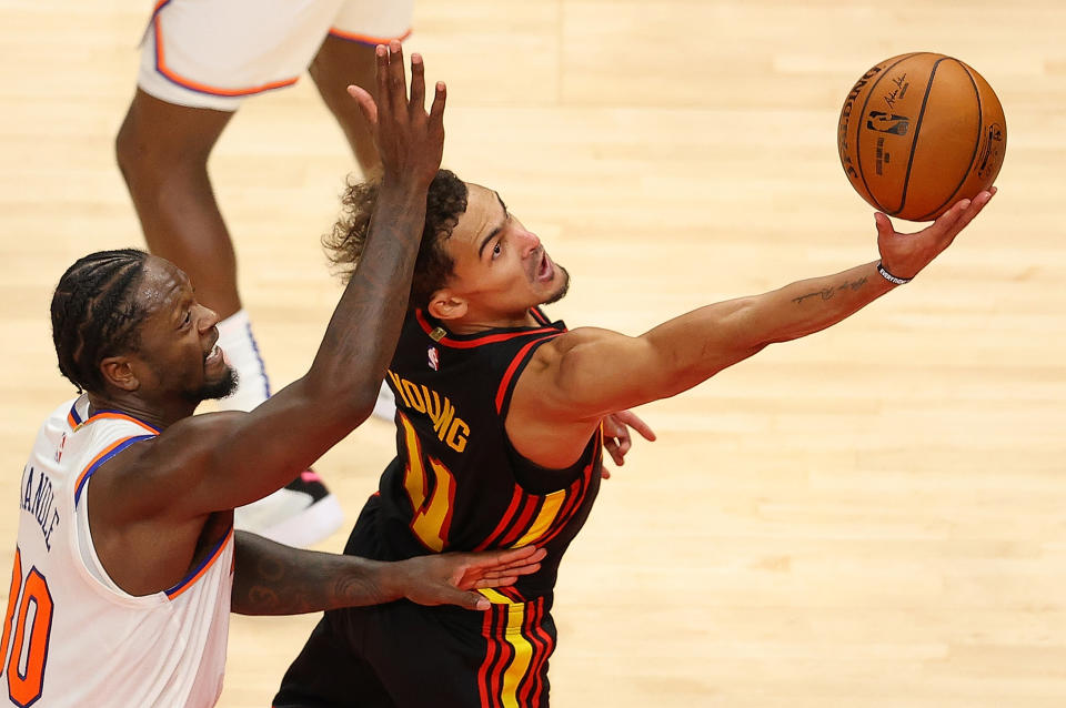 Trae Young（挑籃者）與Julius Randle分別帶領亞特蘭大老鷹與紐約尼克再返季後賽。（Photo by Kevin C. Cox/Getty Images）