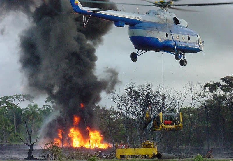 Foto de archivo. Un helicóptero traslada una máquina tras un atentado con bomba contra el oleoducto Caño Limón-Coveñas, en Arauquita, en el departamento de Arauca