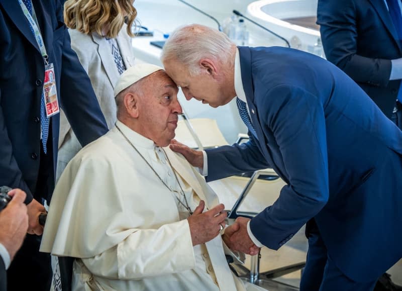 US President Joe Biden welcomes Pope Francis to the G7 summit. Michael Kappeler/dpa