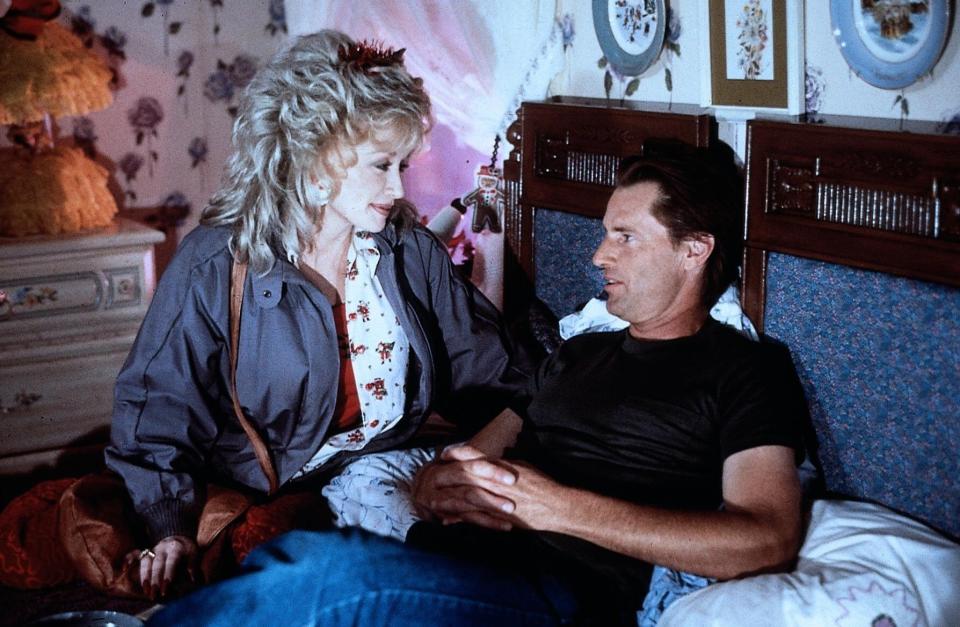 <p>Männer spielen in diesem Melodram nur eine untergeordnete Rolle, denn die Leinwand gehört Julia Roberts und ihren Freundinnen, die sich im Süden der USA gemeinsam durch das Leben helfen. Hier ist Sam Shepard mit Dolly Parton zu sehen. </p>