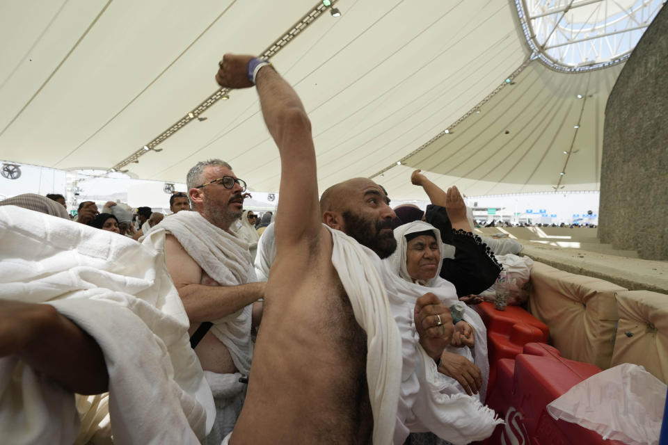 Peregrinos musulmanes arrojan piedras durante una lapidación simbólica del diablo, el último ritual del haj, en Mina, cerca de La Meca, Arabia Saudí, el 16 de junio de 2024. (AP Foto/Rafiq Maqbool)