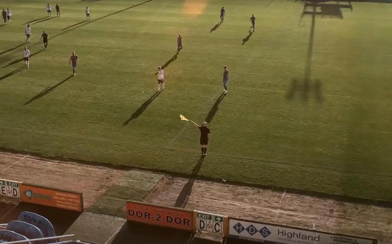 AI攝影機誤把光頭線審當足球，整場比賽不停跟拍他。（翻攝自Chuckiehands YouTube頻道）