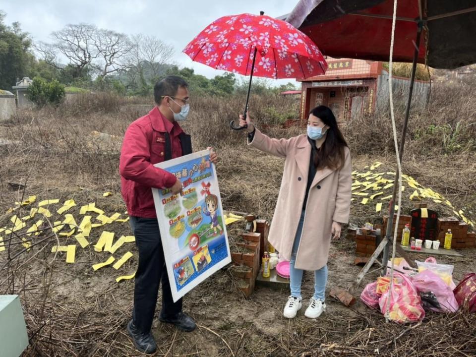 避免掃墓引起雜草火警， 竹縣消防局自元宵過後就積極宣導墓園防火，將宣導至清明節為止。（記者彭新茹翻攝）